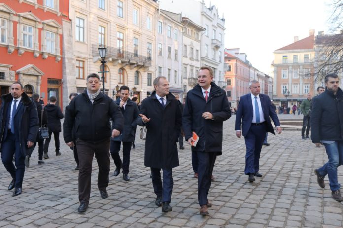 Глава Євроради Дональд Туск прибув до Львова і прогулявся містом (фото) Глава Євроради Дональд Туск прибув до Львова і прогулявся містом (фото)