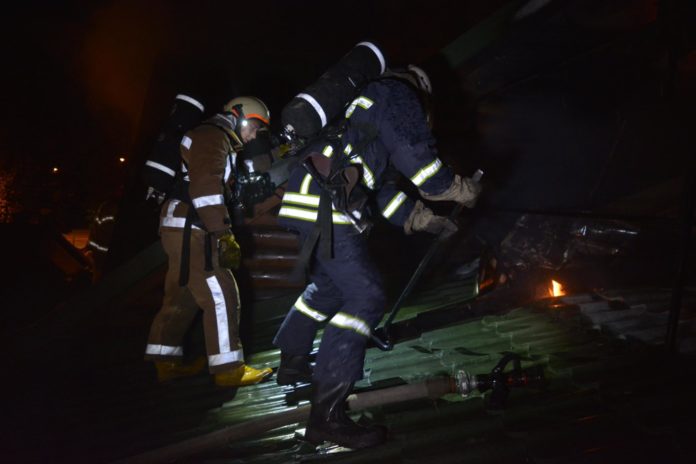 Під час пожежі у Новому Роздолі надзвичайники врятували 4 осіб Під час пожежі у Новому Роздолі надзвичайники врятували 4 осіб