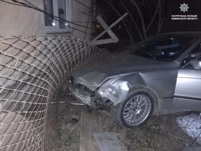 У Винниках п’яний водій BMW зніс огорожу будинку (фото) У Винниках п’яний водій BMW зніс огорожу будинку (фото)