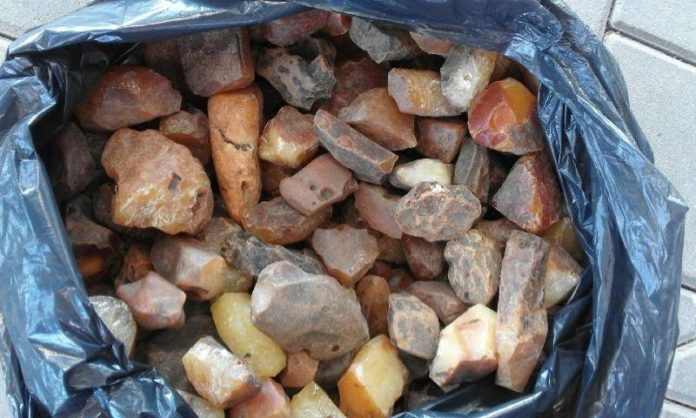 В аеропорту «Львів» митники виявили в жінки бурштину на майже 400 тисяч В аеропорту «Львів» митники виявили в жінки бурштину на майже 400 тисяч