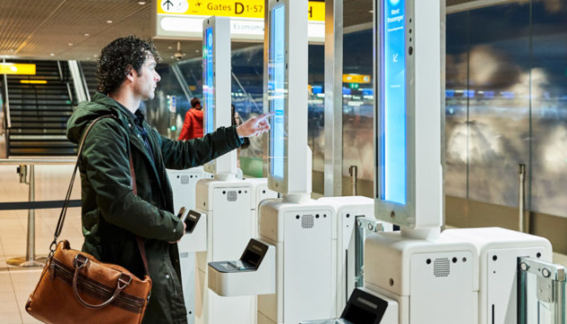 Амстердамський аеропорт тестує сканер облич для посадки в літак