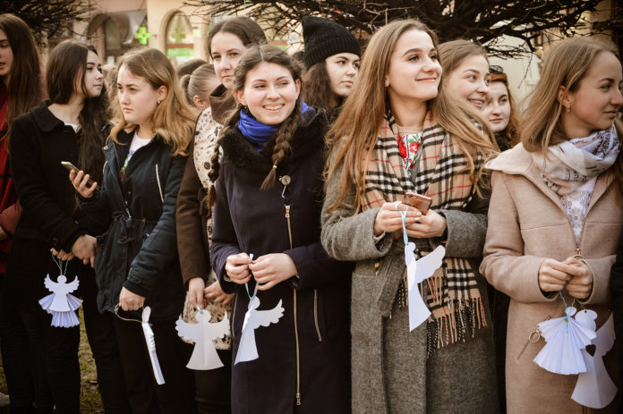 Ці янголи оберігатимуть наше мирне життя, – юна учасниця львівської акції «Ангели пам’яті» (фото) Ці янголи оберігатимуть наше мирне життя, – юна учасниця львівської акції «Ангели пам’яті» (фото)