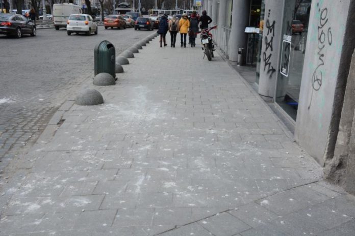 У центрі Львова з будинку обвалилась штукатурка (фото) У центрі Львова з будинку обвалилась штукатурка (фото)