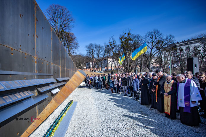У Львові біля недобудованого Меморіалу вшанували Героїв Небесної Сотні (фоторепортаж) У Львові біля недобудованого Меморіалу вшанували Героїв Небесної Сотні (фоторепортаж)