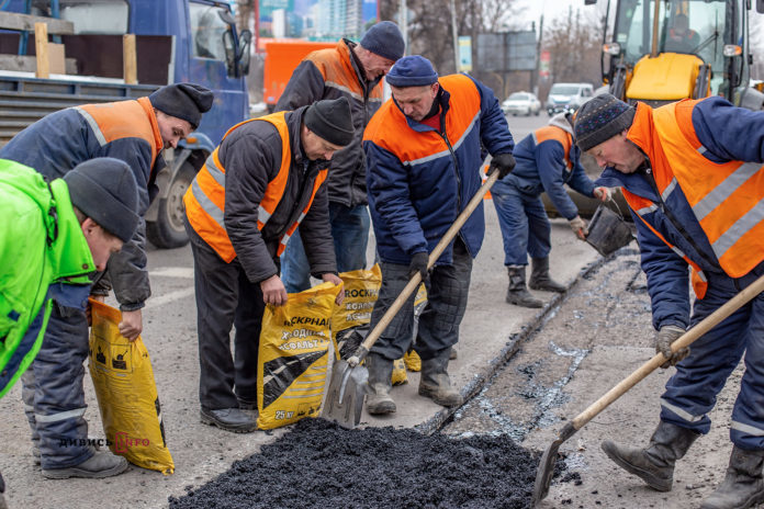 Використали понад тисячу тонн асфальту: у Львівській мерії звітують про ямкові ремонти в місті Використали понад тисячу тонн асфальту: у Львівській мерії звітують про ямкові ремонти в місті