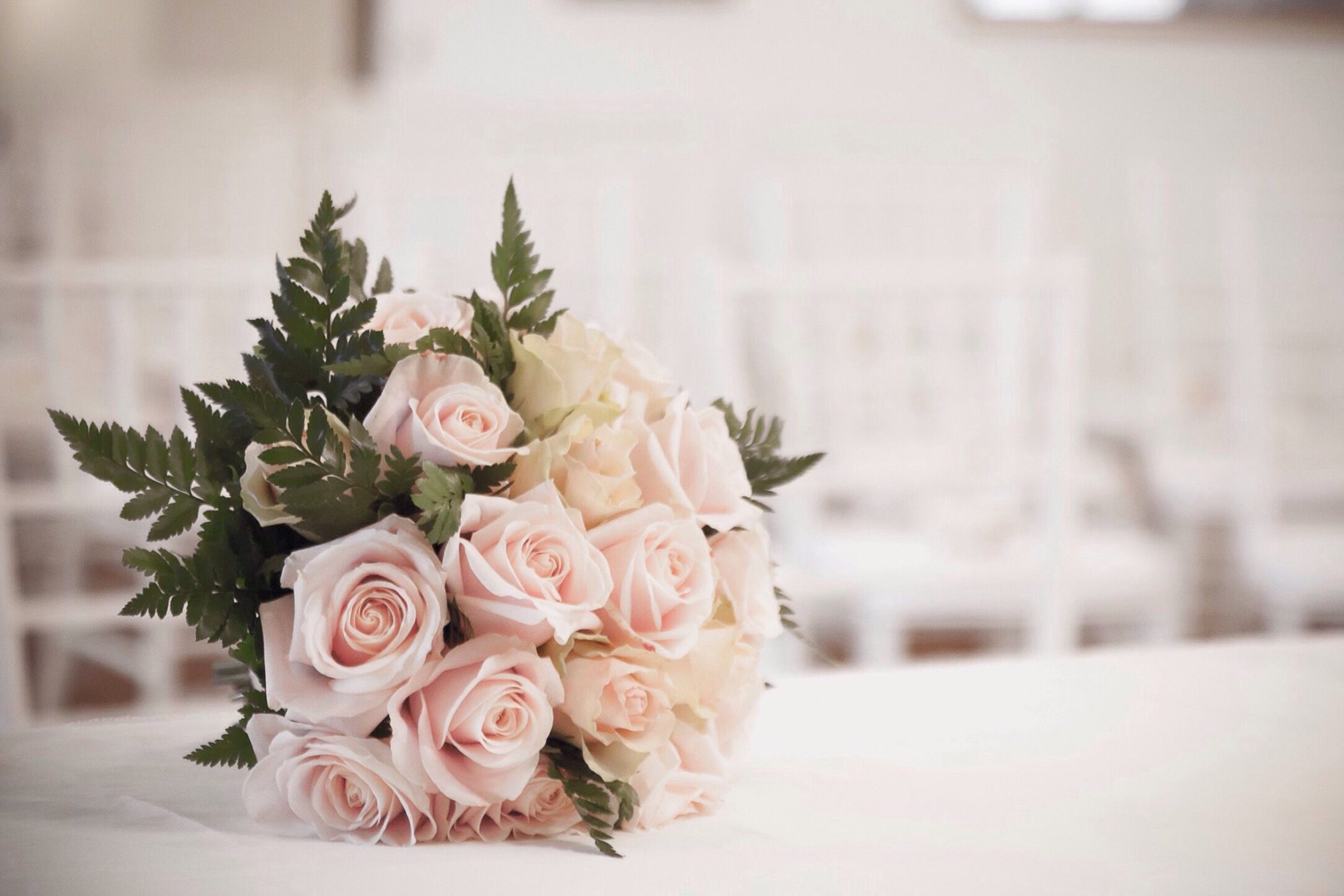 bouquet-of-roses-on-table-at-wedding-683866307-5a8207778023b90037a1f946