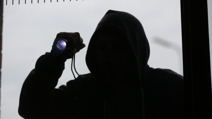 У Дрогобичі двоє підлітків обікрали магазин У Дрогобичі двоє підлітків обікрали магазин