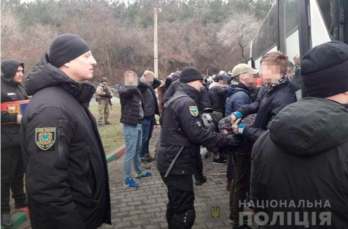 Київські «тітушки» їхали до Одеси блокувати автомагістралі — поліція Київські «тітушки» їхали до Одеси блокувати автомагістралі — поліція