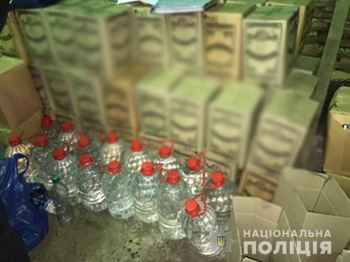 На Львівщині виявили підпільне виробництво фальсифікованого алкоголю (фото) На Львівщині виявили підпільне виробництво фальсифікованого алкоголю (фото)