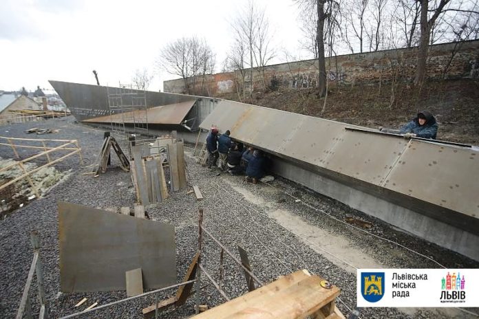 У Львові на Меморіалі пам’яті Героїв Небесної Сотні монтують портрети Героїв У Львові на Меморіалі пам’яті Героїв Небесної Сотні монтують портрети Героїв