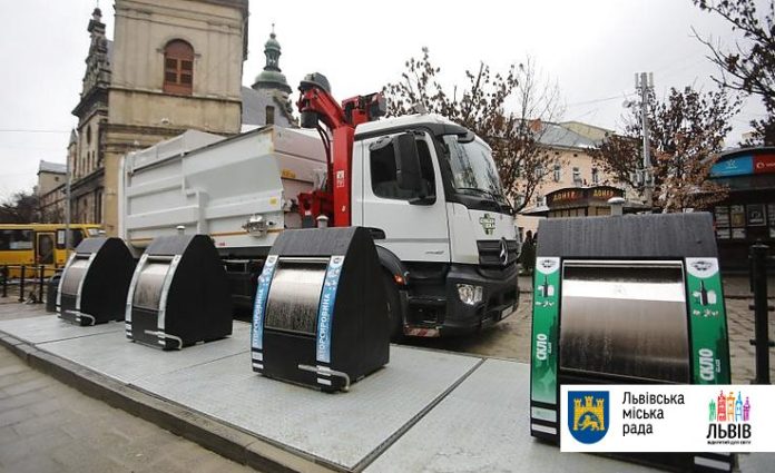 На площі Соборній, на місці встановлення підземних контейнерів для ТПВ, просів ґрунт На площі Соборній, на місці встановлення підземних контейнерів для ТПВ, просів ґрунт