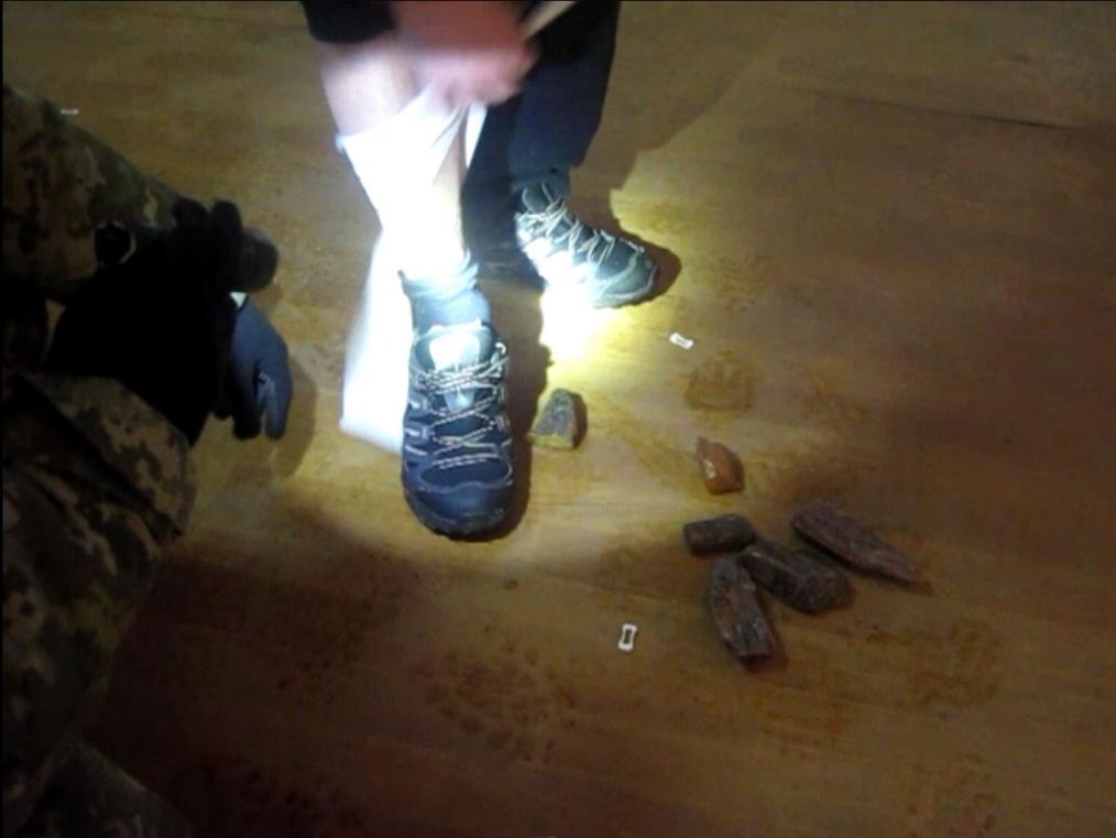 Двоє чоловіків намагалися у шкарпетках вивезти до Росії бурштин (фото, відео)