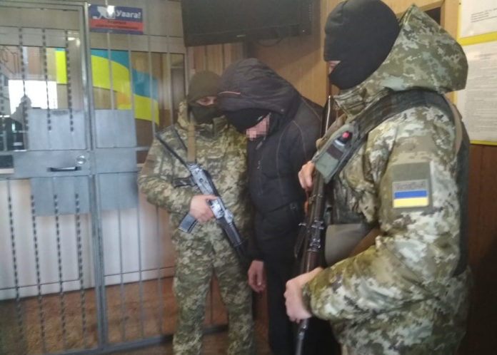 На Донбасі затримали бойовика, який охороняв уламки збитого боїнга (фото, відео) На Донбасі затримали бойовика, який охороняв уламки збитого боїнга (фото, відео)