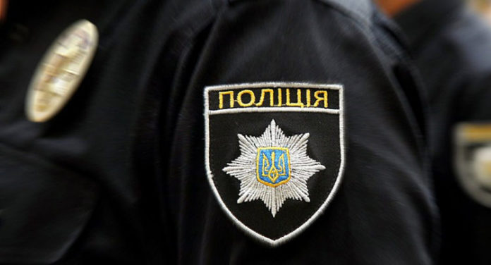 Поліцейські склали протокол на чоловіка, що спалював сміття біля будівництва (відео) Поліцейські склали протокол на чоловіка, що спалював сміття біля будівництва (відео)