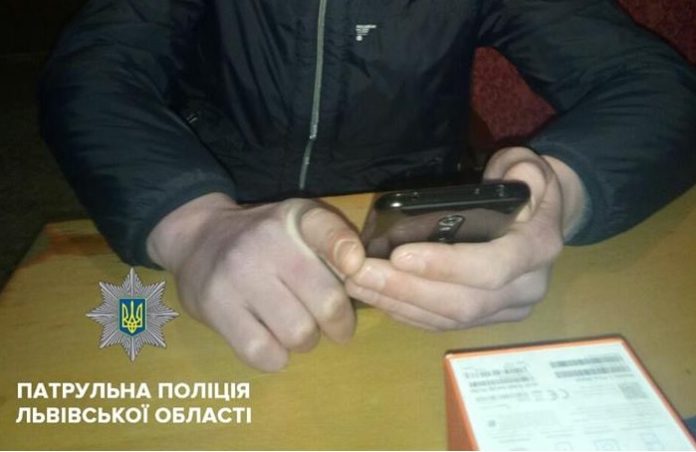 Патрульні Львова затримали чоловіка, що продавав крадені речі через інтернет Патрульні Львова затримали чоловіка, що продавав крадені речі через інтернет