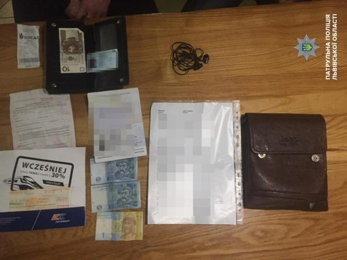 Львівські патрульні затримали підозрюваного у грабежі по гарячих слідах Львівські патрульні затримали підозрюваного у грабежі по гарячих слідах
