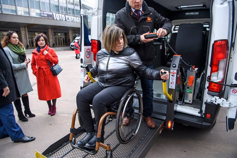 В Україні з'явилась служба перевезень для людей з інвалідністю