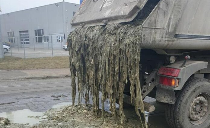 Водія сміттєвозу, який «загубив» свій вантаж, оштрафували Водія сміттєвозу, який «загубив» свій вантаж, оштрафували