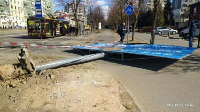 Наслідки нічного буревію у Львові: зірвані дахи, повалені дерева та пошкоджені авто Наслідки нічного буревію у Львові: зірвані дахи, повалені дерева та пошкоджені авто