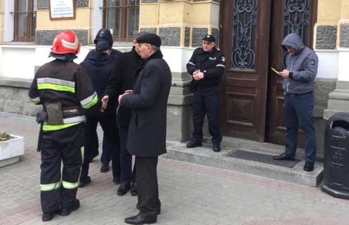 У Стрию напередодні візиту президента шукають вибухівку у мерії та на вокзалі У Стрию напередодні візиту президента шукають вибухівку у мерії та на вокзалі