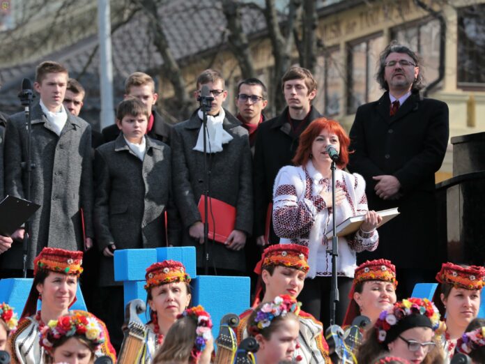 Львівщина подарувала національні костюми творчим колективам в Узбекистані Львівщина подарувала національні костюми творчим колективам в Узбекистані