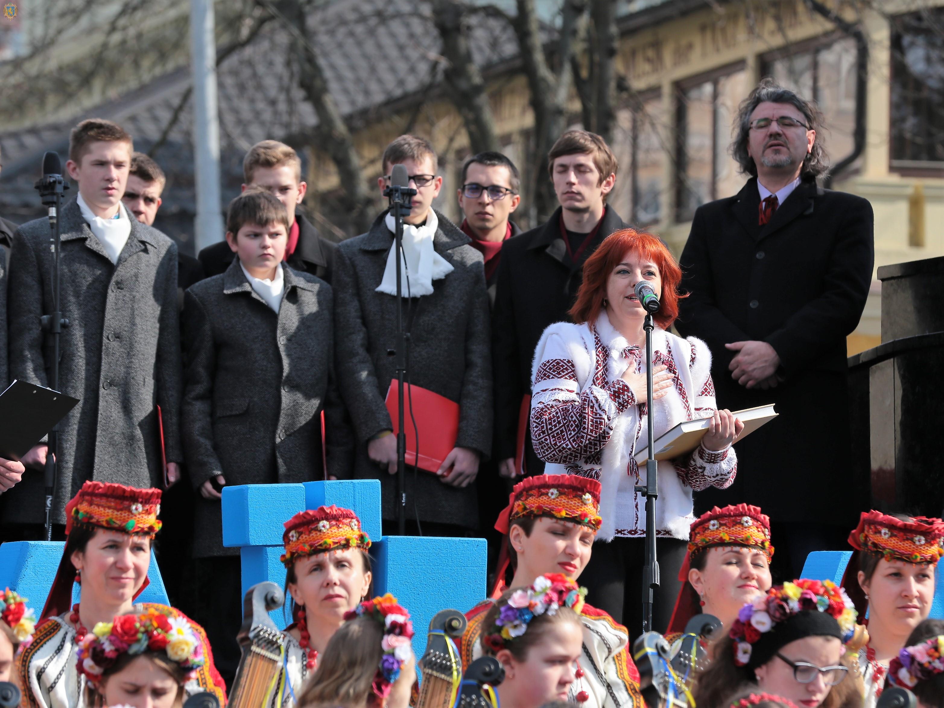Львівщина подарувала національні костюми творчим колективам в Узбекистані