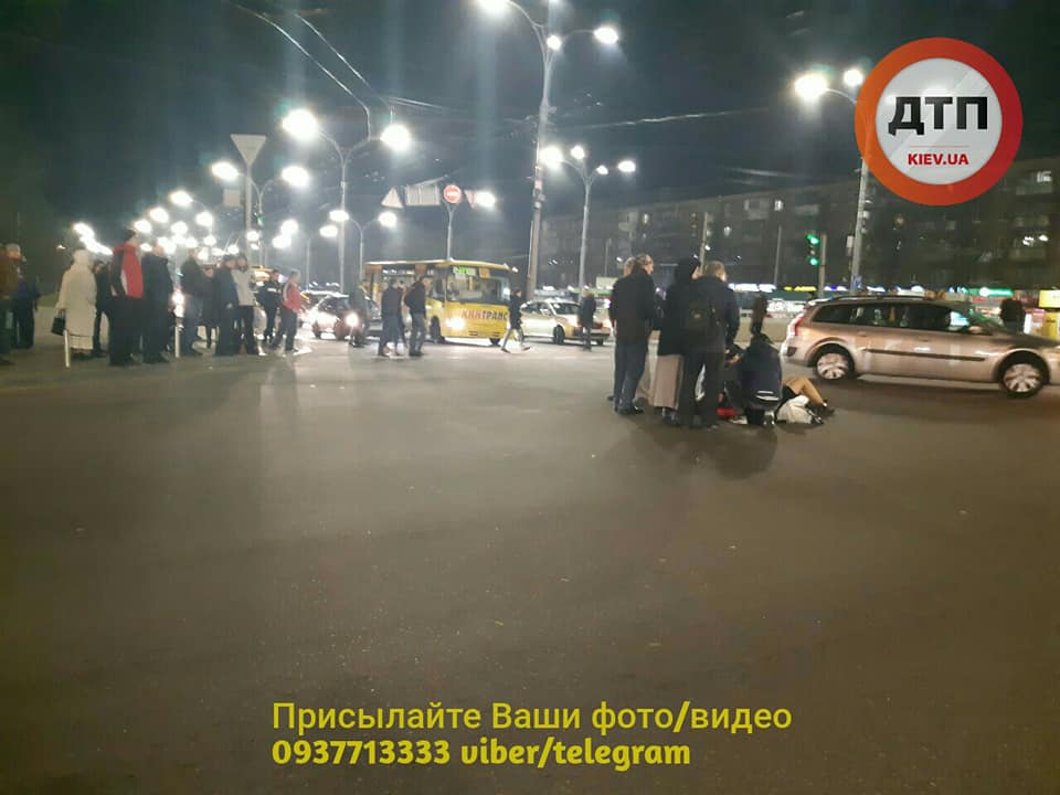 У Києві автобус збив трьох жінок на пішохідному переході (фото) - 3