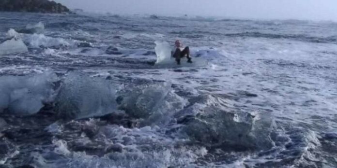 В Ісландії жінку віднесло в море на крижаній брилі в формі трону В Ісландії жінку віднесло в море на крижаній брилі в формі трону