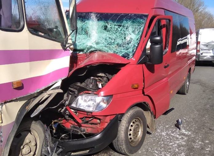 На Львівщині зіткнулись два автобуси та легковик, постраждали 4 осіб (фото) На Львівщині зіткнулись два автобуси та легковик, постраждали 4 осіб (фото)