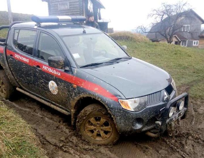 У Карпатах надзвичайники врятували львів’янина з обриву У Карпатах надзвичайники врятували львів’янина з обриву
