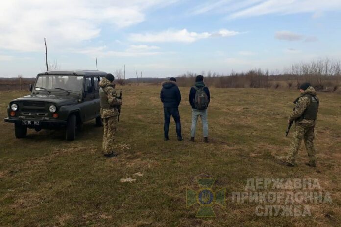 На Львівщині прикордонники затримали іноземців, які хотіли добратися до Польщі На Львівщині прикордонники затримали іноземців, які хотіли добратися до Польщі