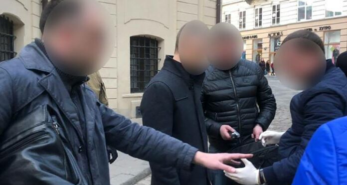 Поліція затримала на хабарі керівника управління Львівської міськради (фото) Поліція затримала на хабарі керівника управління Львівської міськради (фото)