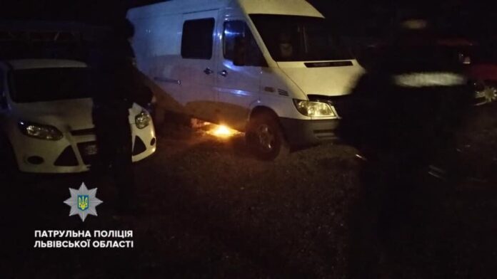 Львівські патрульні затримали чоловіка, який розпалив вогонь під автомобілем Львівські патрульні затримали чоловіка, який розпалив вогонь під автомобілем