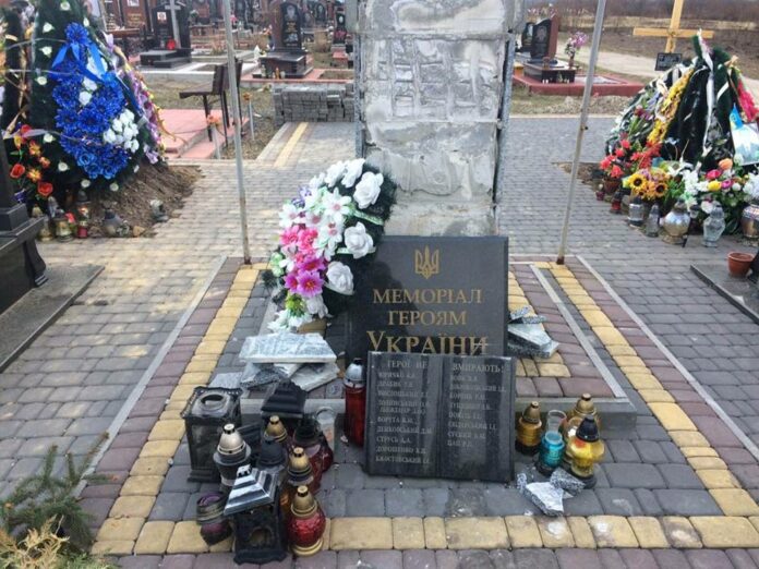 У Самборі вітер позривав дахи і пошкодив меморіал на цвинтарі У Самборі вітер позривав дахи і пошкодив меморіал на цвинтарі