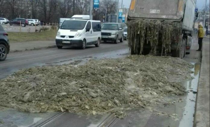 У Львові з вантажівки висипались відходи на трамвайну колію (фото) У Львові з вантажівки висипались відходи на трамвайну колію (фото)