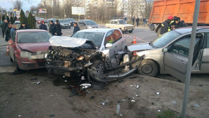 У Львові потрійне ДТП: рятувальники деблокували потерпілу пасажирку авто У Львові потрійне ДТП: рятувальники деблокували потерпілу пасажирку авто