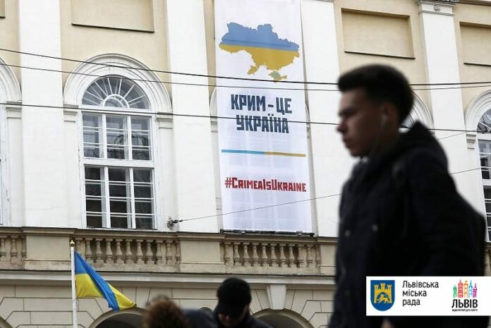 До 5-ої річниці анексії Криму на фасаді Ратуші розмістили банер «Крим — це Україна» До 5-ої річниці анексії Криму на фасаді Ратуші розмістили банер «Крим — це Україна»