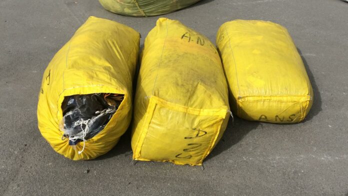 Львівські митники серед секонд-хенду виявили майже тонну нового одягу Львівські митники серед секонд-хенду виявили майже тонну нового одягу