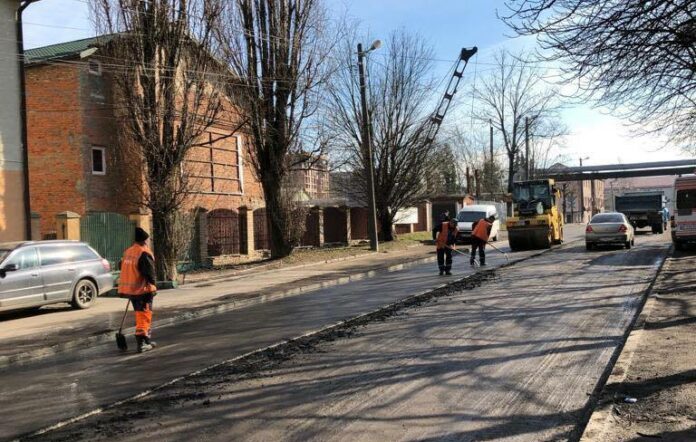 На одній з вулиць Львова асфальт поклали прямо в багнюку (фото) На одній з вулиць Львова асфальт поклали прямо в багнюку (фото)