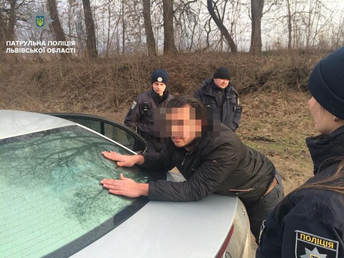 Львівські патрульні затримали шахраїв, які пограбували подружжя (фото) Львівські патрульні затримали шахраїв, які пограбували подружжя (фото)