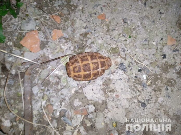 Поліцейські затримали п’яного чоловіка, який лякав перехожих гранатою Поліцейські затримали п’яного чоловіка, який лякав перехожих гранатою