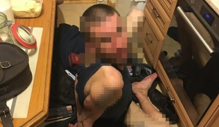 У Львові затримали злодія, який проникнув у квартиру і встиг прийняти душ (фото) У Львові затримали злодія, який проникнув у квартиру і встиг прийняти душ (фото)