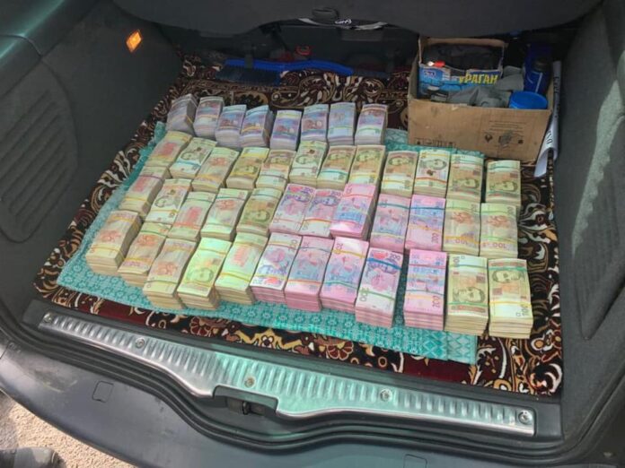 На Рівненщині затримали агітатора з 2,5 мільйонами гривень готівки для підкупу виборців На Рівненщині затримали агітатора з 2,5 мільйонами гривень готівки для підкупу виборців