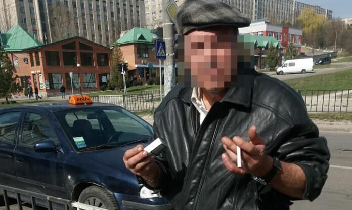 «Ледь стояв на ногах»: львівські патрульні двічі за день зупиняли п’яного таксиста (фото) «Ледь стояв на ногах»: львівські патрульні двічі за день зупиняли п’яного таксиста (фото)