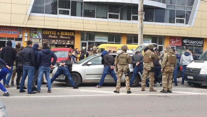 У поліції розповіли деталі затримання злочинців на Сихові (відео) У поліції розповіли деталі затримання злочинців на Сихові (відео)