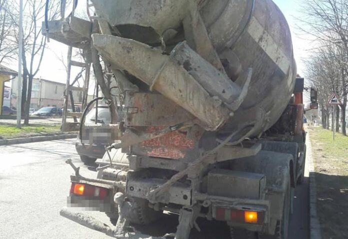 У Львові водій вантажівки забруднив бетоном відремонтовану вулицю (фото) У Львові водій вантажівки забруднив бетоном відремонтовану вулицю (фото)