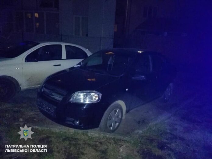 Львівські патрульні затримали крадія номерних знаків (фото) Львівські патрульні затримали крадія номерних знаків (фото)
