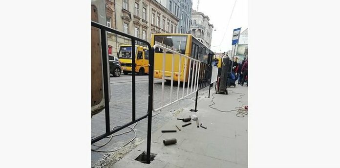 На перехресті вулиць Городоцька — Шпитальна впорядкують дорожніх рух На перехресті вулиць Городоцька — Шпитальна впорядкують дорожніх рух