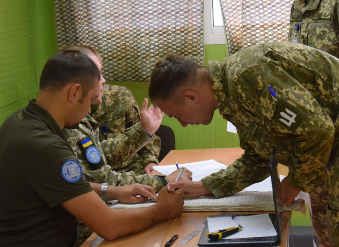 Як українські військові голосують у Конго (фото) Як українські військові голосують у Конго (фото)