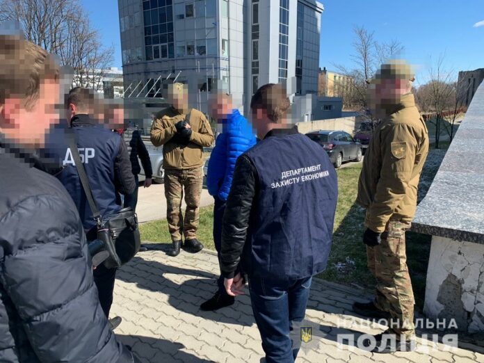 У Львові затримали на хабарі високопосадовця ДФС (фото) У Львові затримали на хабарі високопосадовця ДФС (фото)